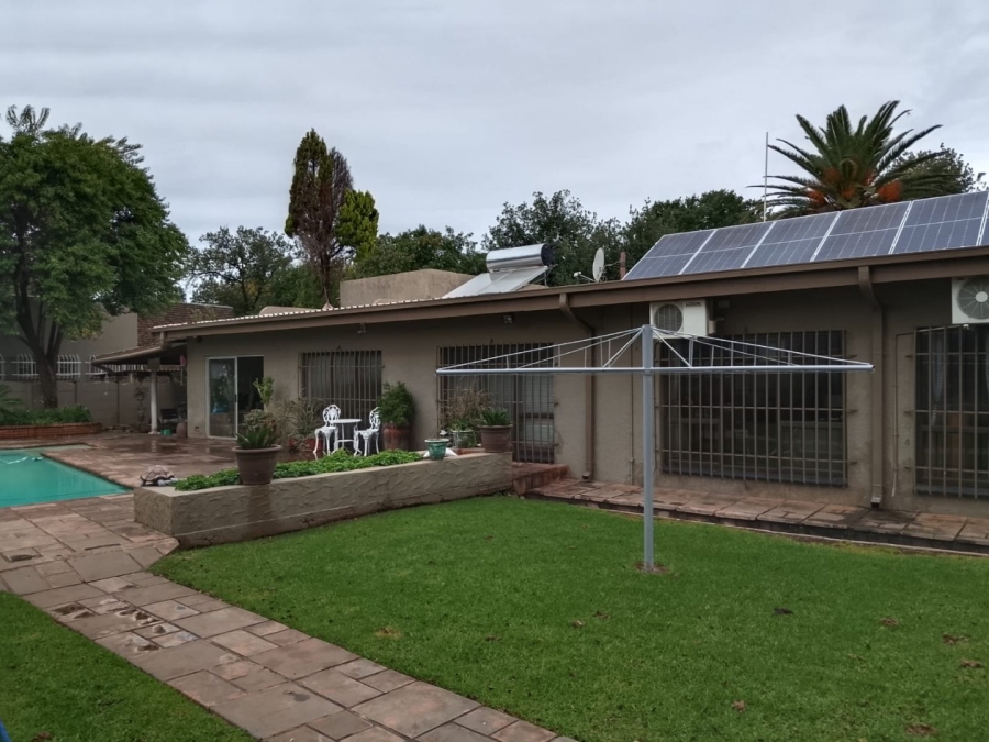 5 Bedroom Property for Sale in Lourenspark North West